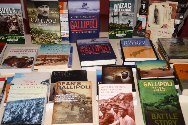 ÇOMÜ Kütüphanelerine Kitap Bağışları Devam Ediyor