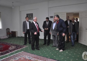 Vali Güngör Azim Tuna geçtiğimiz günlerde Cemevi’ni ziyaret ederek Pir Sultan Abdal Kültür Derneği Şube Başkanı Metin Mutlu ve yönetim kurulu üyeleri ile bir araya gelerek sohbet etti.  Ziyaret esnasında Vali Tuna Türkiye bu manada çok mesafe kaydetti, mühim olan insanımızın birbirine hangi gözle baktığıdır. Türkiye geçmişten aldığı mirasla çok büyük bir kültürel zenginliğe sahiptir. Bizim inanç ve kültür alanındaki çeşitliliğimiz, farklılığımız bir ayrımın ötesinde bir zenginlik olarak addedilmelidir. Artık dünyada yaşanan değişimler etkisini her alanda göstermektedir. Türkiye eski Türkiye değildir. Dünyada sınırların hiçbir önemi kalmamıştır. Dünyanın bir ucunda yaşanan bir gelişme diğer ucunu da etkileyebilmektedir. Bilgi çağı, iletişim çağı, teknolojinin gelmiş olduğu son durum göz önüne alındığında dün yapılan kimi değerlendirmelerin bugün daha farklı değerlendirildiğini müşahede ediyoruz. Çok kültürlülük denildiğinde bilhassa Avustralya’yı örnek vermek istiyorum. Geçtiğimiz aylarda resmi görüşmeler gerçekleştirmek üzere Avustralya’da idik. Orada yaşayan insanlar çok kültürlülük çerçevesinde kendilerini ifade etmektedirler. Elbette ki ülkemizde de geçmiş yıllara nazaran önemli gelişmeler kaydedilmektedir. Bu manada Çanakkale aslında birlik ve beraberliğin en güzel örneği kadim adresidir.  1915′de Çanakkale cephesinde 131 Askerlik Şubesinden gelerek mücadele edenler dil, din, ırk, meşrep ve mezhep ayrımı göstermeksizin bu topraklarda kahramanca savaşarak ya şehit yada gazi olmuşlardır. Bu gün de o birlik ve beraberlik olgusu ülkemizin dört bir yanında devam etmektedir. Zaman zaman yaşanan kimi olumsuzluklar elbette ki hep birlikte hep birlikte küsmeden, darılmadan çözebileceğimiz konulardır. Çanakkale’de zaten bir hoşgörü ortamı var, bu ortama zarar verecek şeyleri hep birlikte önlememiz lazım, sizlerde çekinmeyin bir sorununuz olduğunda, birlikte yapılacak bir etkinlik olduğunda rahat bir şekilde gelebilirsiniz. Kapımızın her zaman açık olduğunu ifade etmek istiyorum dedi.  Ziyaretten duydukları memnuniyeti ifade eden Cemevi yetkilileri “Sayın Valinin ziyaretleri bizleri memnun etti, bizim kapımız Sayın Valimize her zaman açıktır” diyerek bir kez daha teşekkür ettiler.  Ziyaretin ardından bir başka gün Cemevi yetkilileri ile ikinci kez bir araya gelerek Vali Güngör Azim Tuna semah gösterilerini izleyerek oradaki sohbete katılıp birlikte temennide bulundular. Vali Tuna Semah sonrası çeşitli ikramlarda bulunan vatandaşlarımıza teşekkür ederek, çocuklara Valiliğimiz kültür yayınlarından kitap ve oyuncak hediye etti.