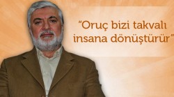 İslam Hukuku Profesörü Yeni Şafak Gazetesi yazarı Faruk Beşer ile Ramazanı, Kadir Gecesini, unutulmaya yüz tutmuş bir sünnet olan itikafı ve israf meselesini konuştuk...  Mübarek Ramazan ayı yaklaşıyor. Bu ayın faziletini görebilmek için maneviyatımıza, ruh dünyamıza nasıl yatırım yapmalıyız? Nelerden sakınmalıyız, nelere ağırlık vermeliyiz?  Her şeyden önce ramazanın gelmesine sevinen bir Müslüman olmaya çalışmalıyız. Ramazan, hem dünyamıza hem ahiretimize yarayan bir ibadet. Dolayısıyla bir Müslüman Ramazan ayının gelmesine seviniyorsa, bu onun seviyeli bir Müslüman olduğunu gösterir. Ama sevinemiyorsak Ramazandan hiç istifade edemeyeceğiz anlamına da gelmiyor. Fakat sevinebilmek önemli bir gösterge.  İkincisi; oruç tutmanın bir ibadet olduğunu ve ibadet olarak yapılması gerektiğini bilmeliyiz. Oruç ayetinde, orucun farz kılınma sebebinin, bizim takvalı olmamız olduğu söyleniyor.  Demek ki, orucun bize kazandıracağı fayda, takvalı bir insana dönüşmemizdir. “Takvalı olma” demek; Allah’ın emir ve yasaklarına uyarak insanın kendini kötü sonuçlardan koruması demektir.  Yani, oruç sebebiyle biz takva elde etmiş olacağız. Takvalı isek, takvamıza takva katmış olacağız ve böylece korunmuş olacağız. Dolayısıyla oruçta başka şeyler düşünmememiz gerekiyor. Mesela, “oruç tutmak sağlığa çok faydalıymış, bizde tutalım” denmek orucu “oruç” olmaktan çıkarır. Elbette orucun sağlığa faydası var, fakat oruç bunlar için tutulmaz. Oruç, Allah’ın emri olduğu için ve takvalı olmak için tutulur.  Üçüncü olarak Ramazandan hakkıyla yararlanabilmek için Ramazanı bu son yıllarda ülkemizde görüldüğü gibi bir cümbüş ayı, bir şamata, bir yeme içme mevsimi olarak görmememiz gerekiyor. Yemekleri artırmak değil azaltmamız gerekiyor.  Akşam soframızda, yediğimiz takdirde hareket edemeyeceğimiz kadar yemek oluyor, yedikten sonra ağırlık çöküyor. Teravih gidiyor, yatsı gidiyor, başka şeyler gidiyor.  Dolayısıyla, oruçtan kazandığımız sevapların bir kısmını zaten yemekle heba ediyoruz. Öyleyse Ramazanı yeme ayı değil, yememe ayı haline getirmeliyiz. Zaten sene de bir ay, insanların yeme alışkanlıklarındaki bozuklukları düzeltmek için bir fırsat Ramazan. Öyleyse buna dikkat etmemiz lazım.  Ramazan’ın Kuran-ı Kerim ayı olduğunu yani, değerini Kuran-ı Kerimin onda indirilmiş olmasından aldığın bilerek Ramazanda Kuran-ı Kerim’le olan irtibatımızı arttırmamız gerekiyor.  Okuma bilmeyenlerin okumaya başlaması, bilenlerin daha güzel okumak için çaba sarf etmesi gerekiyor. Kur’an okuyanların, mealini ve tefsirini anlamak için çaba göstermeleri gerekiyor eğer zorunlu işlerimizden fırsat bulabiliyorsak tabi.  Ramazanda zamanımızın birçoğunu Kuran-ı Kerim’i daha iyi anlamaya ayırmamız gerekiyor. Daha iyi anlamanın yolu da öğrendiğimizi yaşamaktır. Kuran-ı Kerimden öğrendiklerimizi yaşama mevsimi olarak görmemiz gerekiyor.  Bu ayda ne yazık ki her sene israf ve gösterişin tavan yaptığına şahit oluyoruz. Ramazan mönüleri, lüks otellerdeki iftarlar, çöpe atılan yemekler, tüm bu israflar Ramazanın manevi yönüne gölge düşürüyor. Bu durumdan nasıl uzak durmalıyız?  Evet, önce böyle bir meselemizin olduğunu fark etmemiz lazım. Yani, israf etmememiz gerektiğini, Ramazan’ın yeme ayı olmadığını önce kendimize kabul ettirmemiz gerekiyor. Ve diyelim ki ev reisiyiz, evdeki insanlara “ yahu karar verelim 2 yemekten fazla olmasın” diye konuşmamız, böyle bir prensip uygulamamız gerekiyor. Sonra da tabi sizin söylediğiniz, israf boyutu çok önemli. İsraf etmemek çok önemli bir ibadet. Allah’ın verdiği değerleri tüketmemek çok önemli bir ibadettir.  İsraf tarif edilirken diyorlar ki “Allah’ın verdiği her türlü değeri ki, zaman da sağlık da buna dahil, dünya da ahirete de yararlı olmayacak şekilde tüketmenin adı israftır”. Dolayısıyla Ramazanda özellikle israf etmemenin yollarını aramamız gerekiyor. Yemeklerimizi yiyeceğimiz kadar almalı,  soframızda hiçbir lokmanın artmaması ve hiçbir lokmanın çöpe atılmaması konusunda kendimize, çoluk çocuğumuza telkinde bulunmalıyız.  Müslümanca yemek yeme adabının ne olduğunu bu vesileyle öğrenip Ramazanda aynı zamanda bu adabı öğrenmeliyiz ve bu yemek meselesini oruçtan sonraki ikinci mesele yapmalıyız.  Yani birinci meselemiz oruç tutmak, ikinci meselemiz de oruç tutarken Müslümanca yemek, israf etmemek.  Bankalar, bayramı esas alarak krediler sunuyorlar tüketicilerine, tatil şirketleri bayrama özel indirimler yapıyorlar, reklam panolarında, otobüs duraklarında “yüzde 50’ye varan indirim”lerin bombardımanına maruz kalıyoruz. Ramazan ayının bir tüketim ayına dönüşmemesi için neler yapmalıyız?  Meselenin iki tarafı var. Birincisi, söylediğimiz gibi Ramazanın yemek yeme ayı değil oruç tutma ayı, ibadet etme ayı olduğunu kavramak. Bu durumda Ramazan için özel bir şey almaya gerek kalmadığı, Ramazan için özel hazırlıkta bulunmanın gerekmediği anlaşılacak.  İkinci tarafı,  oruç tutarken, Allah’a ibadet ederken, ibadet ettiğini zannederken, öbür taraftan faizli kredi alma gibi bir harama girmemeli. O zaman Müslümanlar kendi içlerinde bir çelişki yaşamış olurlar. Biz biliyoruz ki İslam da bir haram ile bir helal çatıştığında haramın bırakılması gerekir. Haram öncelikle ortadan kaldırılmaya çalışılır varsın diğeri de olmayı versin. Yani şöyle söyleyelim, bir yerde bir insan ya oruç tutacak ya da faiz alacak olsa, ikisinden birini yapmak zorunda kaldığı bir durum olsa, bu insan hangisini yapsın diye sorulsa derler ki, “Aman efendim faizi almasın, varsın oruçta tutmamış olsun.”  Önemli olan kötülüğün izalesidir. Yani, bir kötülüğü ortadan kaldırmak, bir iyiliği yapmaktan daha önceliklidir. İkisi çatışırsa iyiliği yapmayı bırakıp kötülüğü ortadan kaldırmaya çalışırım. Dolayısıyla Müslümanların artık bilinçli hareket etmeleri gerekiyor. İhtiyaçlarını faizli bankalardan kredi almak suretiyle karşılamasınlar. Başka bir yol bulsunlar.  Ramazan ayında, bilhassa bayramın yaklaşmasıyla beraber bir “tatil” furyası ortaya çıkıyor. Ramazanı ve Ramazan bayramında tatil beldelerinde geçirmek ne kadar doğrudur? Sıla-i Rahim’in önemi ve hikmeti nedir?  Diyelim ki, kişinin izini Ramazana denk gelmiş, uzaktaki bir akrabasını ziyaret etmesinde bir sakınca yok tabi. Yalnız insan burada kendini kandırabilir. Bunu oruç tutmamak için bir hile olarak düşünürse, yani gidelim de orucu tutmama hakkımız doğsun, diye düşünürse o zaman sevabı kaybetmiş olur tabi.  Her ne kadar oruç tutmama hakkı olsa bile sevabı kaybetmiş olur. Çünkü Efendimiz buyuruyorlar ki, “imkânı olduğu halde bir gün oruç tutmayan insan hayatının kalan tamamında oruç tutmuş olsa bile onun sevabını yakalayamaz”.  Bu anlamda bir hadis-i şerif var. Dolayısıyla bir Müslüman “Yolculuğa çıkalım böylece oruç tutmamış oluruz” diyecek kadar zayıf imanlı olmamalı. Kaldı ki Kuran-ı Kerim de Allah yolcuların oruç tutmayabileceklerini, tutmadıklarını sonra aynı günlerde kaza edebileceklerini söylüyor. Fakat arkasından da diyor ki “Ama yolcu olsanız bile oruç tutmanız sizler için daha hayırlıdır.”  Dolayısıyla bir insan hem akraba ziyareti yapar, hem de orucunu tutarsa ona diyecek bir şey yok, çifte sevap almış olur.  Ama tatil beldelerinde zevk-ü sefa yaparak oruç tutmamış olmak, kaliteli bir Müslümana yakışan bir hareket değildir.  Kaldı ki, bugünkü tatil anlayışında başka sakıncalar, günaha sebep olacak durumlar da söz konusu olabilir. Kısaca Müslümanın Ramazanı sevaptan kaçma ayı değil, sevaba ulaşma ayı olarak görmesi lazım.  Ramazan deyince neredeyse unutulmaya yüz tutmuş bir gelenek olan itikâf da geliyor akla. İtikâf nedir, itikâfın insan ruhuna, takvaya kattığı değerler nelerdir?  İtikâf müthiş bir olaydır. Keşke ben bu itikâfı birkaç defa yapmış olarak sizinle konuşmuş olsaydım. İtikâf, Ramazan’ın son 10 gününü Allah ile baş başa geçirme demektir. Yani Allah’ın evinde oluyorsunuz, camilerde oluyorsunuz ve bir defa orda bulunmak, uyuyor olsanız bile başlı başına ibadettir.  Dolayısıyla itikâfta olan bir insan çok büyük bir ihtimalle Kadir gecesini de yakalamış ve onu değerlendirmiş oluyor. Siz başka şeylerle meşgul olmuyorsunuz. Allah’a zikirle, fikirle ve şükürle meşgul oluyorsunuz. Manevi açıdan müthiş bir yol kat etmiş oluyorsunuz.  Bir bakıma bütün vücudunuzu yemeğinizi az yiyerek yeniden sağlıklı bir hale getirmiş olurken, ruhunuzu da itikâf ile Allah ile baş başa olmak suretiyle beslemiş oluyorsunuz. Ve hem madden hem de manen Ramazandan müthiş bir kazançla çıkmış oluyorsunuz. Bu müthiş bir olaydır.  Bir dilenci bir zenginin kapısına gidiyor orada kapının eşiğinde oturuyor, sen bana memnun olacağım kadar bir şeyler vermeden buradan ayrılmam diyor, düşünün. O insanda birazcık vicdan varsa, kapının eşiğinden ayrılmayan adamı memnun ederek gönderir. Allah böyle birisi de değil. Allah’ın kapısında tabiri caizse onun beytinde olmuş olacaksınız on gün. Ve ondan sonra bütün istediklerinizi Allah karşılamadan sizi oradan göndermiş olacak. Bu Allah’ın keremine yakışmaz. Dolayısıyla Allah nasip etsin bize de, başkalarına da demekten başka çaremiz yok.  Fakat memuriyetimiz gereği, işlerimiz gereği ne yazık ki bizler bu önemli sünneti yapamıyoruz. Oysa her Cuma namazı kılınan camide en az bir kişinin itikâf yapması lazımdır ki oradaki insanlar bu sünneti toptan terk etmiş olmasınlar. Bu açıdan itikâfı da yeniden gözden geçirmemiz gerekiyor. Ama tamamı yapılamayan bir şeyin, tamamı terkedilmez kuralınca, insanlar camiye girdikleri her zaman itikâf niyetiyle girerlerse yine de o miktarca itikâf sevabı alırlar.  Kadir gecesini nasıl değerlendirmeliyiz? Peygamber efendimiz ve sahabeler bu geceyi nasıl değerlendirmiştir?  Kadir gecesi biliyorsunuz Kuran-ı Kerim de faziletine dair müstakil süre olan tek gecedir. Öbür geceler hakkında çok sahih hadisler yok. Çoğu hakkında hiç delil yok zaten.  Ama Kadir gecesi öyle değil. Hakkında bir sure var ve bin geceden hayırlı olduğunu söylüyor Allah. Peki, bin geceden hayırlı ise o zaman herkes için de hayırlı mı? Herhalde herkes için hayırlı değil. Yani Kadir gecesini bilip ona itibar edenler için hayırlı. İtibar etme ne demek? İtibar etme, efendimiz (S.A) diyor ki “Kim Kadir gecesini inanarak Allah değer vermiş diyerek ve sevabını Allahtan bekleyerek kaim olursa ” diyor, başka bir şey söylemiyor. Kaim olmak ne demek?  Kaim olmak ayakta olmak demek, uyumamak demek, kaim olmak aynı zamanda kıyam, namaz için kullanılır. Namazını kılmak demek. Yani diyelim ki bir insan Kadir gecesi olduğunu düşünerek yatsı namazını cemaatle kılsa, teravih namazını cemaatle kılsa, sabah namazını cemaatle kılsa zaten Kadir gecesinin kıyamını yapmış olur. Bilindiği gibi Hz. Ayşe annemiz soruyor ”Ne yapalım ya Resulullah böyle bir geceye denk gelirsek”. Efendimiz diyor ki ona, “ya Rabbi sen affı çok seversin beni de affet” de. Demek ki tövbe istiğfar da önemli. O zaman Kadir gecesine dair Resulullah’tan bize ulaşan iki önemli ibadet var. Bir tanesi Kadir gecesinin kıyamı, ikincisi de Kadir gecesinden af ve mağfiret dileme, istiğfar etme.  Bunu yapmış olan insanlar Kadir gecesini ihya etmiş olurlar. Bunun dışında başka şeylerle ihya edilmez anlamına gelmiyor. Kuran-ı Kerim okuma, Resulullah’ın hayatı ile sünnet ile Kuran-ı Kerim ile ilgili bir ders yapmış olma, insanlara bir şey anlatmış olma dedikodudan, gıybetten vs. uzaklaşmış olma, Resulullah’ı insanlara tanıtma hayır olan her şey ile o geceyi kaim olma o geceyi ihya etme anlamına gelebilir.  Ramazan son yıllarda İslam dünyasında hüzünlü ve buruk geçiyor. Müslüman ülkelerde darbelere, katliamlara, zulümlere, mezhep kavgalarına şahit oluyoruz. Bir Müslüman olarak bu ayda diğer Müslüman kardeşlerimize nasıl yardımcı olmalıyız? Neler yapmalıyız?  Evet, önemli bir soru. Tabi tekrar başa dönmek durumundayız. Yani Allah bizi muhafaza eylesin bizde tam kurtulabilmiş değiliz ama Ramazanda iftarda, sahurda tıka basa doyan bir insanın bunu düşünebilmesi mümkün değil.  Önce bunu düşünebilmemiz için yemek problemimizi halletmememiz gerekiyor.  Ondan sonrada yine dediğiniz gibi iftarımızda, namazımızda vs. bu kardeşlerimiz için dua edip Allah’a yalvarmalıyız. “Ya Rabbi bu kardeşlerimize karşı biz yapmamız gerekenleri yapamıyoruz. Bu görevlerimizi yapabilme konusunda bize yardımcı ol, yapmamız gerekenleri anlayalım da yapalım.” diye dua etmeliyiz. Onların kurtuluşu için dua etmeliyiz. Maddi olarak diyelim ki yakınlarımızda orada burada mülteci şeklinde veya başka bir sebeple bulunan Müslüman kardeşlerimiz varsa onlara destek olmalıyız.  Mesela ben biliyorum İstanbul’da her tarafta çok Suriyeli kardeşlerimiz var onların böyle araba duraklarında, kırmızı ışıklar da ellerine bir kâğıt yazıp “Suriyeliyim dil bilmiyorum,  yolda kaldım, açım” diye yardım dilenmeleri çok onur kırıcı, çok yaralayıcı bir şey. Vicdan azabı çekiyor insan. Dolayısıyla onların hakikaten öyle olup olmadığını tespit ederek onlara yardımcı olma, bu önemli bir şey tabi. Bunun en azından farkında olmamız gerekiyor. Allah önce doğru düşünmeyi nasip etsin diye dua etmeliyiz.  Ramazanı israf etmemek için, onu ruhuna uygun şekilde yaşamak ve her ayı Ramazan gibi yaşamak için neler yapmalıyız?  Çok net cevabı olan sorular değil bunlar ama Ramazan’ın kıymetini bilmiş olmak gerekiyor. Yani Ramazan’ın baştan bir kazanç mevsimi olduğunun farkına varmak bizim yolumuzu açar. Zaman zaman diğer kardeşlerimiz ile bir araya gelme, mesela sohbet etme, neler yapabiliriz, neler edebiliriz diye düşünme, Efendimizin tavsiyesi ile oruçlu iken mesela özellikle kendimizi gıybet etmemeye alıştırma, Ramazan’ı gıybetten vazgeçirme eğitimi olarak görmek ve kötü şeyler söyleyen insanlara, kötü karşılık vermemeyi öğretiyor bize Efendimiz.  Bunları hem kendi içimizde hem de diğer kardeşlerimiz ile müzakere etmiş olma, bize kolaylık sağlar. Konuşmaya sıra geldi mi konuşuyoruz fakat yapmaya sıra geldi mi yapmıyoruz, yapamıyoruz, zor geliyor, nefsimize mağlup oluyoruz. Tek başına olmak da tabi bunu zorlaştırıyor.  Dolayısıyla, arkadaşlarımızdan, kardeşlerimizden destek alarak bu işin ciddiyetine vararak yani Ramazanda, Ramazan kazancını azamiye çıkarmanın yollarını tartışmalıyız, arkadaşlarımız ile.     On5yirmi5.com