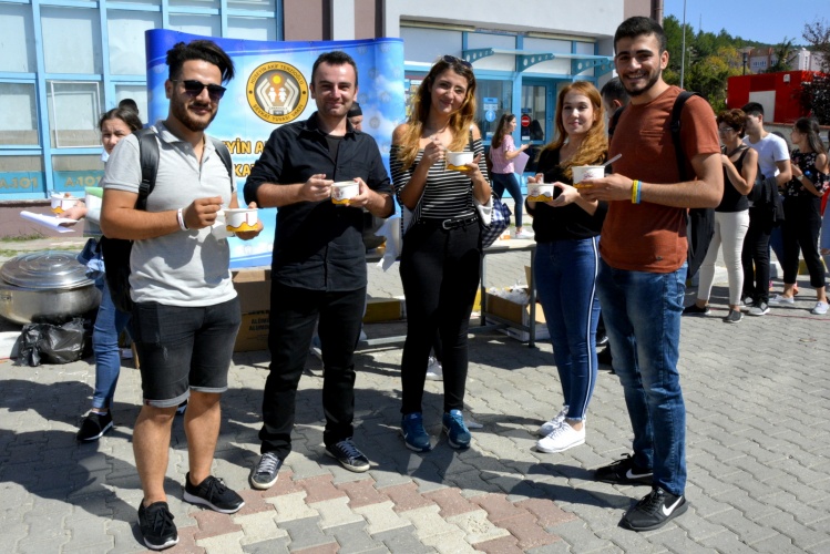 Hüseyin Akif Terzioğlu Şevkat Yuvası Vakfı’ndan Öğrencilere Aşure İkramı