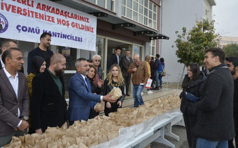 ÇOMÜ Kantinciler Derneği’nden Öğrencilere Elma İkramı